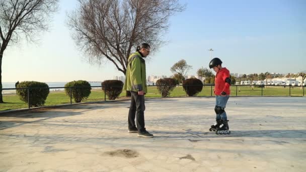 Junge Skater bereit für Fahrt auf Rollschuhen. — Stockvideo