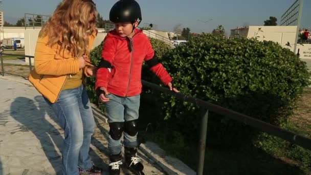 Ung skejtare pojke redo att rida på rullskridskor. — Stockvideo