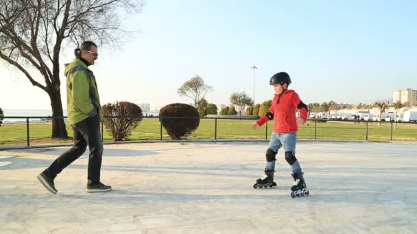 Jonge schaatser maken praktijk met zijn vader — Stockvideo