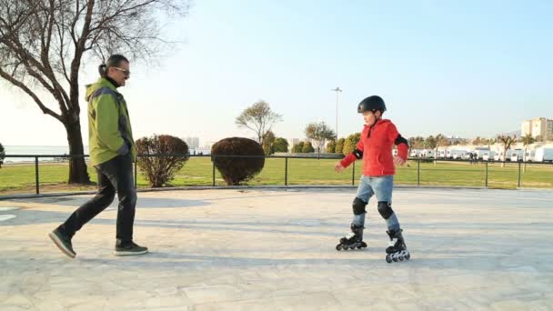 Young skater making practice with his dad — Stock Video