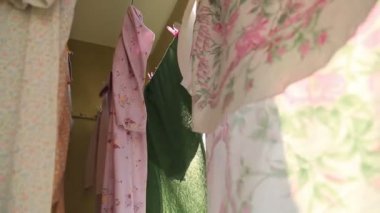 Clothesline güneş önünde asılı