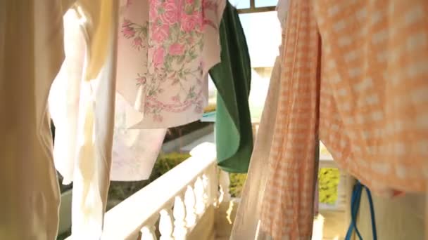 Renkli giyim rüzgarda kurutma — Stok video