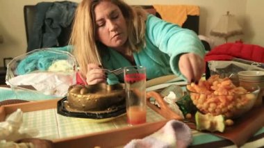 Depresif kadın pasta yemeye