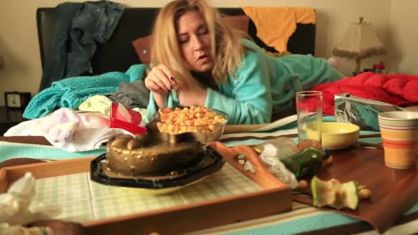 Depressieve vrouw eten en waching tv — Stockvideo