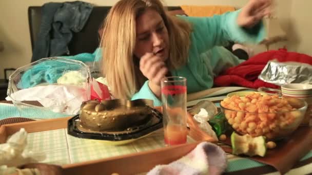 Depresiva mujer comiendo pastel — Vídeos de Stock