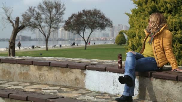 Mujer feliz al aire libre — Vídeo de stock