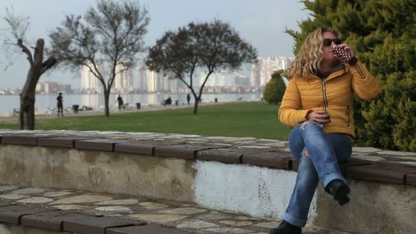Женщина с помощью смартфона в парке — стоковое видео