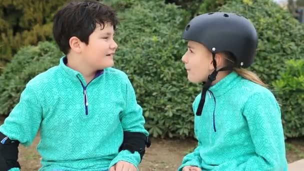 Мальчик и девочка на роликовых коньках — стоковое видео