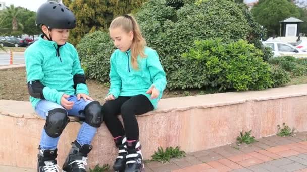 Jeune garçon et fille avec patin à roulettes — Video