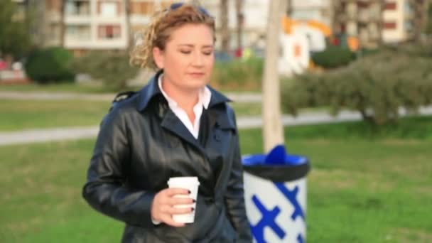 Mulher de negócios na pausa para almoço no parque da cidade beber café — Vídeo de Stock