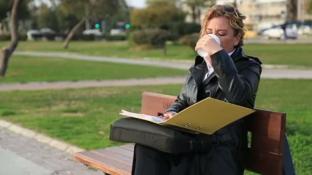 Femme d'affaires lisant des documents à l'extérieur — Video