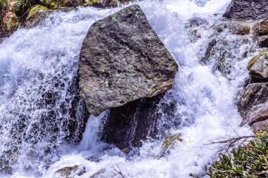 Dağ nehrinin resimli manzarası