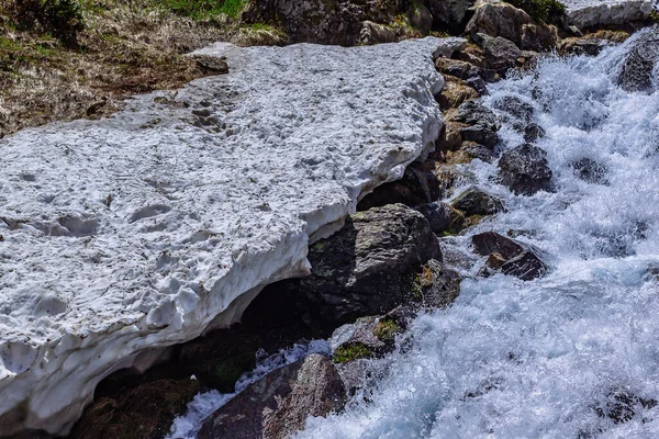 Dağ nehrinin resimli manzarası