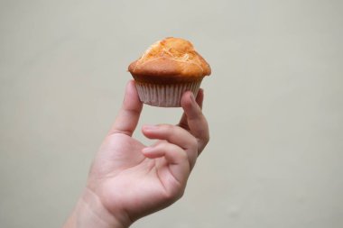 Elele tutuşan peynirli kek.