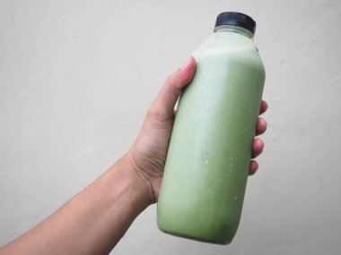 Bir şişe yeşil çay.