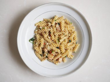 Ev yapımı Fusilli İtalyan makarnası beyaza izole edilmiş.