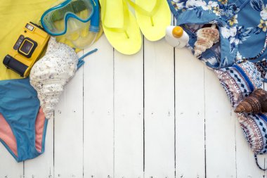 İn plaja yaz üzerinde ahşap arka plan üzerinde gitmek için gerekli genel görünümü