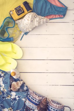 İn plaja yaz üzerinde ahşap arka plan üzerinde gitmek için gerekli genel görünümü