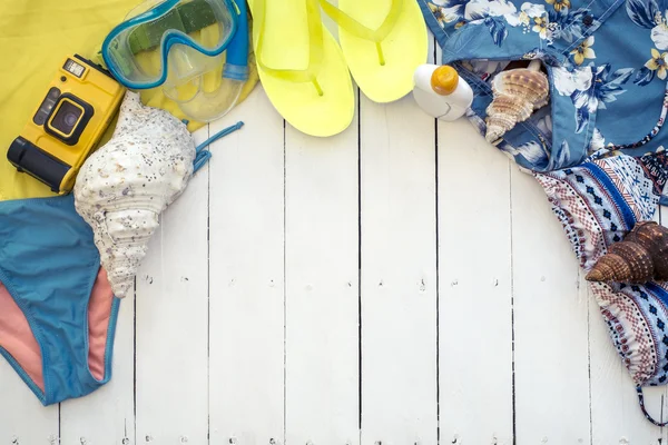 İn plaja yaz üzerinde ahşap arka plan üzerinde gitmek için gerekli genel görünümü