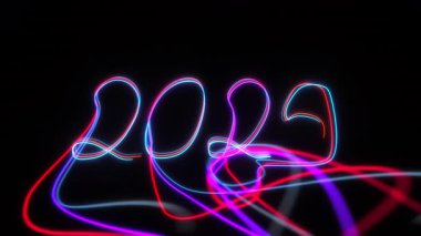 2026 yılı çok renkli neon ışık çizgileriyle oluşturulmuş. Siyah bir arkaplanda tarih yazma ve kayboluşunun 3 boyutlu canlandırması.
