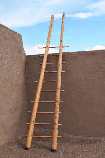 Escalera de madera al cielo apoyada en muro de adobe Taos Pueblo Imagen De Stock