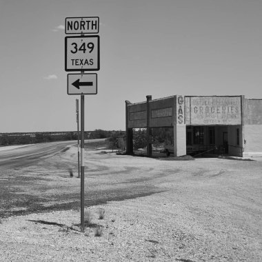 Teksas 'ta sokak tabelası olan bir benzin istasyonu.