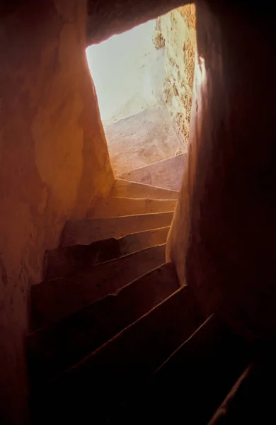 Viejas escaleras de piedra sinuosas en la fortaleza de Túnez Imágenes De Stock Sin Royalties Gratis