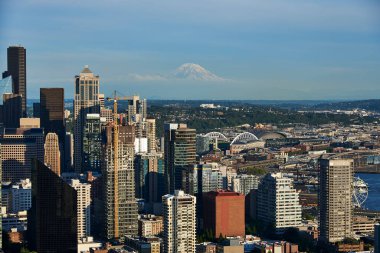 Arka planda Rainier Dağı ile Seattle Skyline üzerinden görüntüle