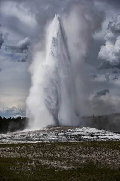 Old Faithful Geyser Erupting Yellowstone Park Clouds — Stock Photo, Image