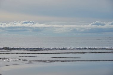 Washington Olimpiyat Ulusal Parkı 'ndaki Ruby Plajında Tarafsız Dalgalar ve Bulutlar