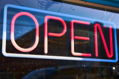 Pencerede yanıp sönen mavi ve kırmızı neon ışığı