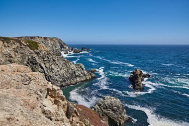 Rocky Coast, Bodega California yakınlarında okyanus dalgaları olan bir sahil.
