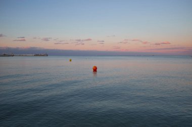 Kızıl şamandıralı güzel sakin akşam denizi