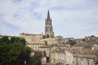 Ortaçağ kilisesiyle Saint-Emilion 'un panoramik manzarası