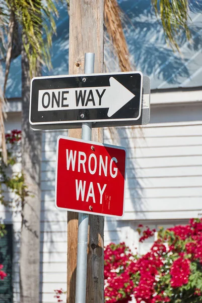 道路標識を一つの方法と間違って混乱させる — ストック写真