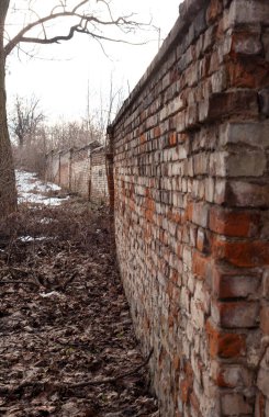 Eski manastırın güçlü, kalın tuğlalı duvarı