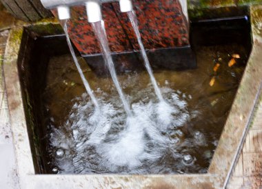 Bir yeraltı kaynağından temiz soğuk su