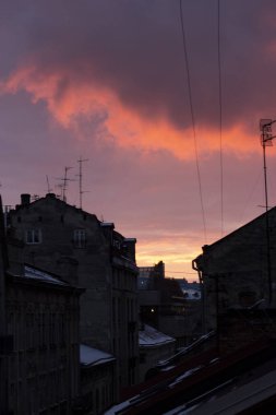 Eski şehrin çatılarında gün batımı