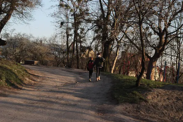     Çocuklar toprak yolda yürür