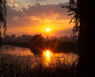 Günbatımında suda yansıma