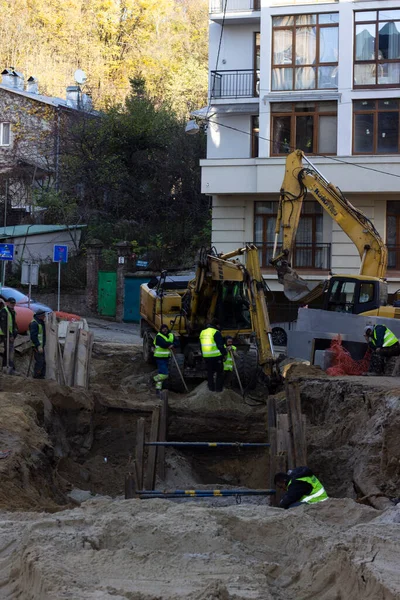 İşçiler eski kasabadaki yolu onarıyor.