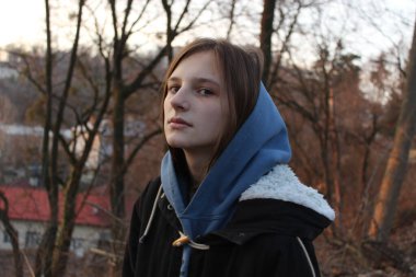 Baharın başında parkta iki genç yüzünü güneşe koyar.