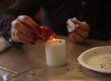 Çocuklar Paskalya için yumurta boyar.