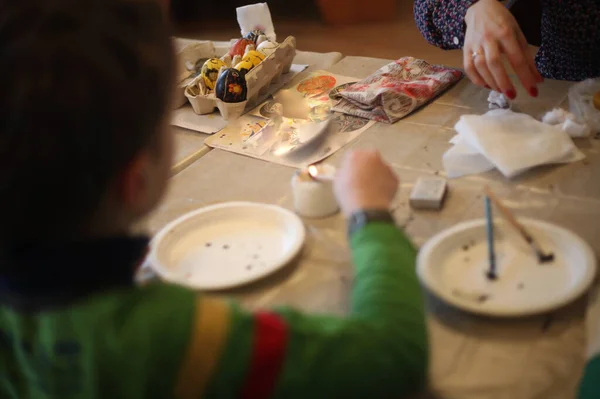 Kinder Bemalen Eier Für Ostern — Stockfoto