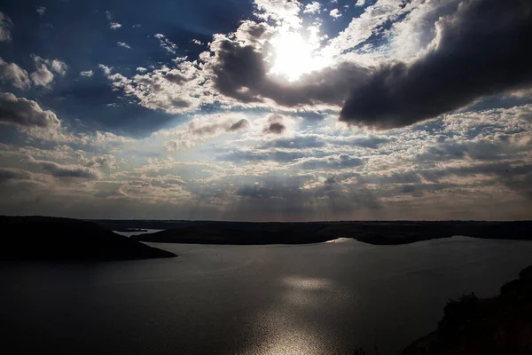 Лучи Солнца Сквозь Тёмные Облака Над Озером Стоковое Фото