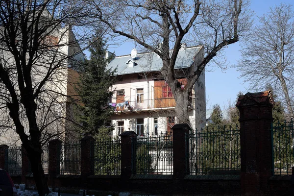 Amaçlı bir çitin arkasında eski kasabanın rahat bir avlusu.