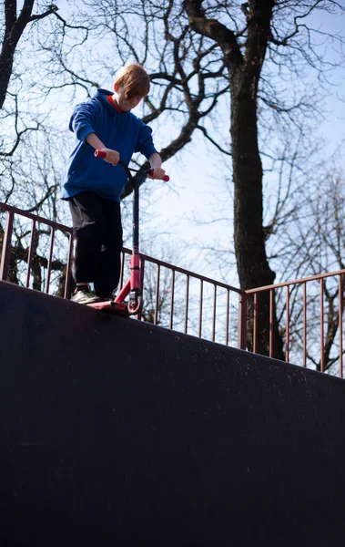 Tipo Camisola Azul Está Treinar Num Skate Parque — Fotografia de Stock