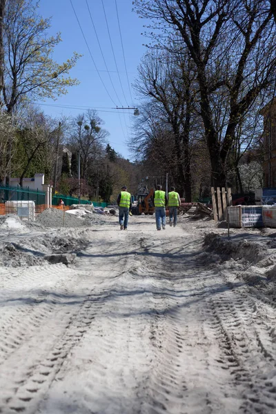 Eski şehir Lviv 'de yol onarımı ve işçiler