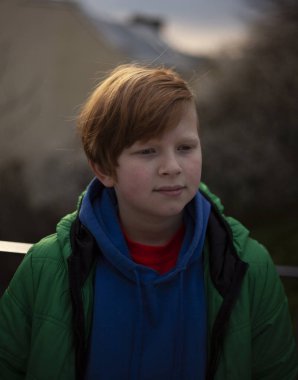 Mavi kazaklı, kırmızı saçlı adam rüya görmüş.