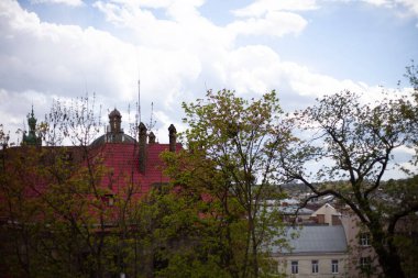 İlkbaharda yukarıdan eski şehir Lviv 'in manzarası